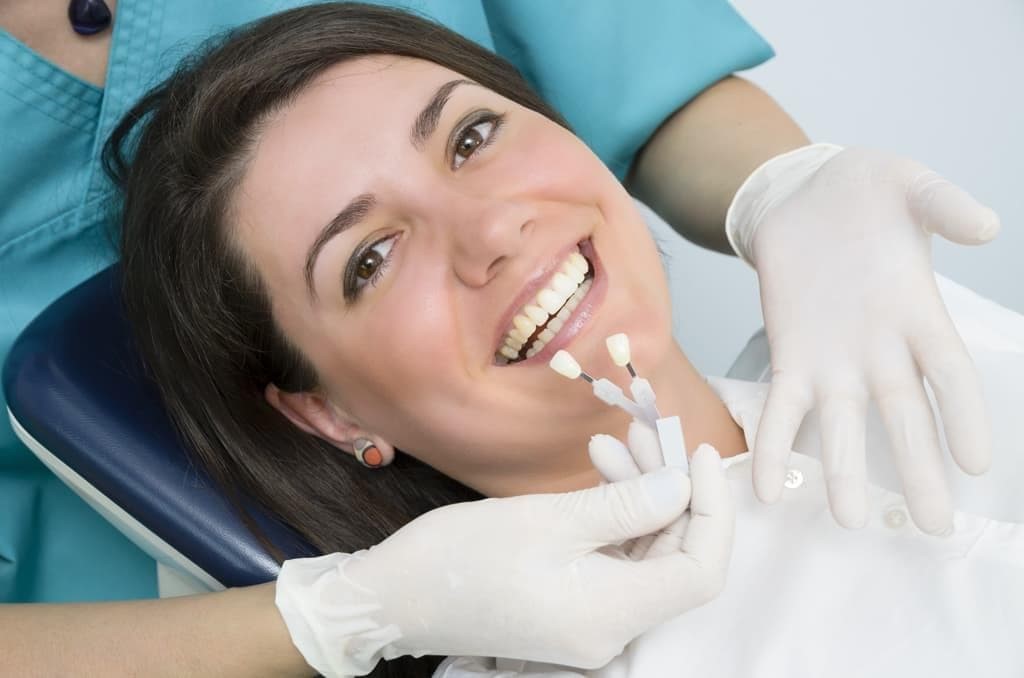 Transforma tu sonrisa sin cirugía con las carillas dentales